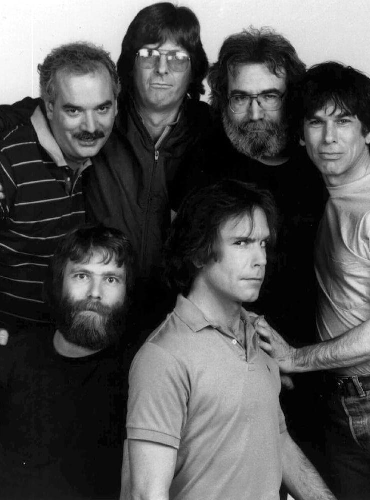 Bandet 1985. Från vänster bakre raden Bill Kreutzman, Phil Lesh, Jerry Garcia, och Mickey Hart. Längst fram Brent Mydland, vänster, och Bob Weir. 