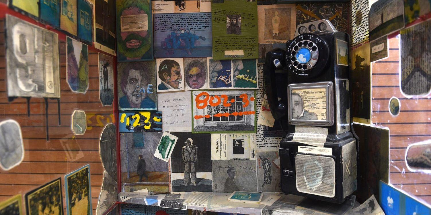 Jerry Garcias telefonbås. Detta foto från november 2017 visar ett telefonbås Jerry Garcia använde, fylld med Grateful dead-memorabilia. Änkan till bandets advokat auktionerade ut skatter från parets långa, märkliga resa med det psykadeliska rockbandet. 