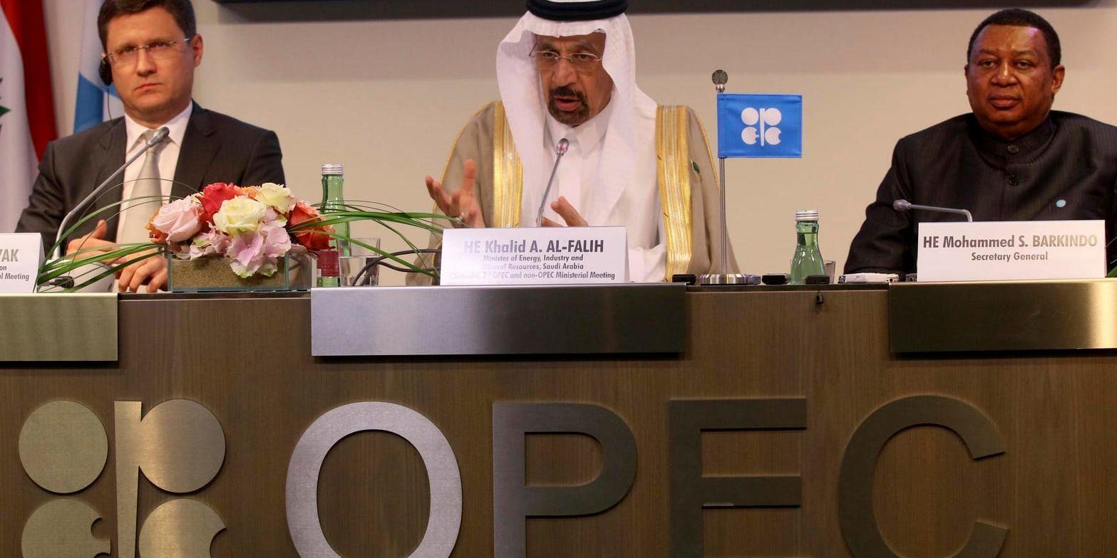 Ryska energiministern Alexander Novak till vänster, Saudiarabiens energiminister Khalid Al-Falih i mitten och Mohammad Sanusi Barkindo, generalsekreterare för Opec, vid ett möte i maj 2017. Arkivbild.
