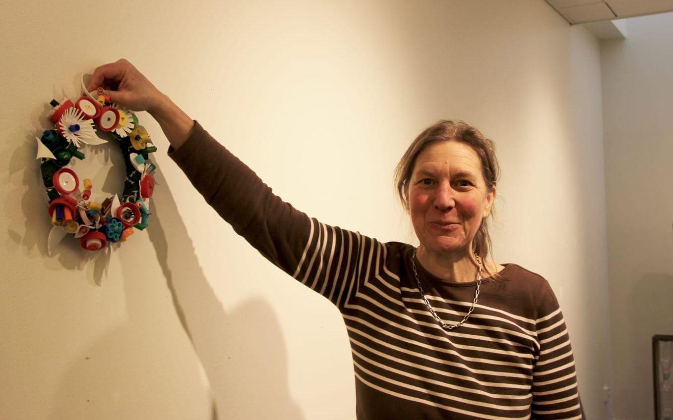 Första konstverket Nina Romanus gjorde av plast skulle egentligen bli en julkrans, men det blev en till midsommar i stället. Bild: Christina Wagner
