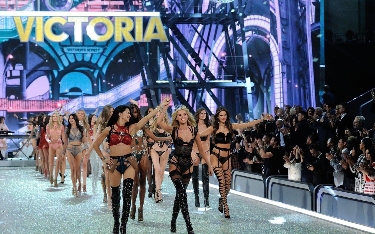 Supermodellerna trängs på scen under Victoria's Secrets supershow i Paris. Bild: Stella Pictures