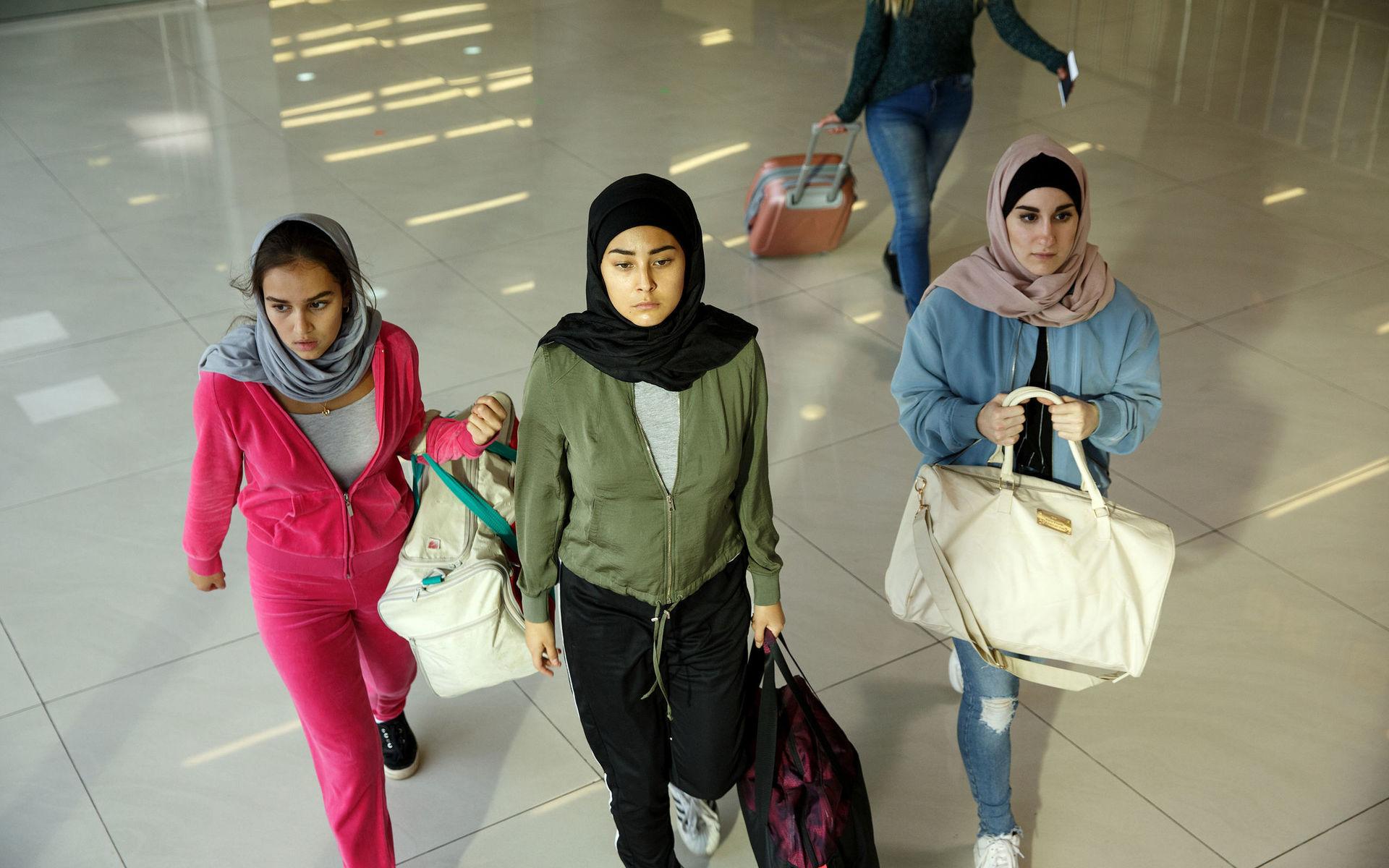 Sulle och hennes lillasyster Lisha (Yussra El Abdouni, till vänster) och bästis Kerima (Amanda Sohrabi) bestämmer sig för att rymma hemifrån och resa till IS.