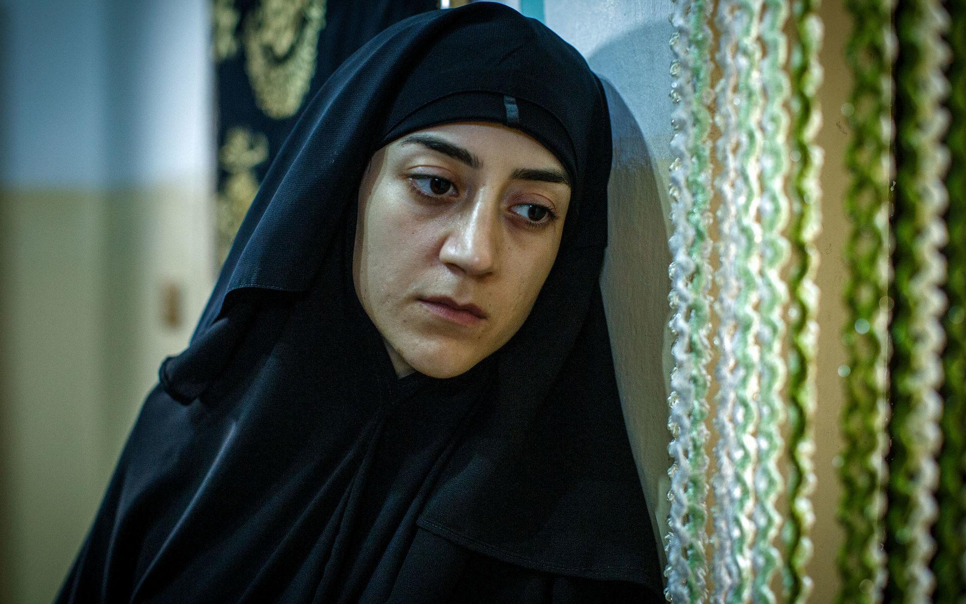 Pervin (Gizem Erdogan) fruktar för sitt och sitt barns liv. Hon har följt med sin kärlek till Raqqa och anslutit sig till IS, men nu ångrar hon sig och vill därifrån.