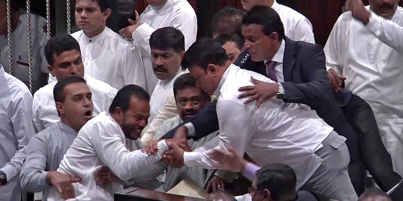 Ledamöter i Sri Lankas parlament i handgemäng.