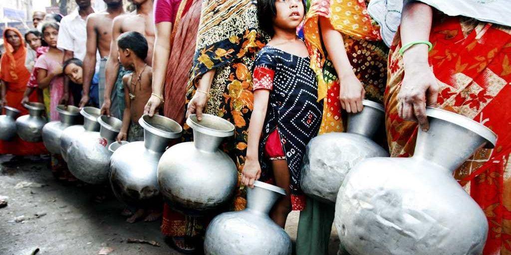 Folket köar för dricksvatten i Bangladesh i april 2010.