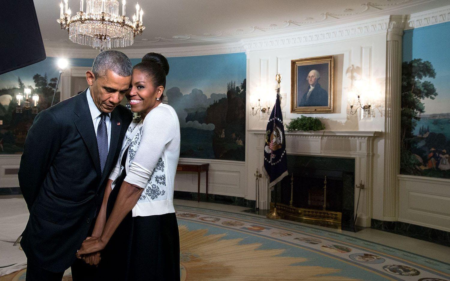 27 mars, 2015: Barack och Michelle Obama myser ihop i pausen till en videoinspelning. Foto: Pete Souza / Vita Huset