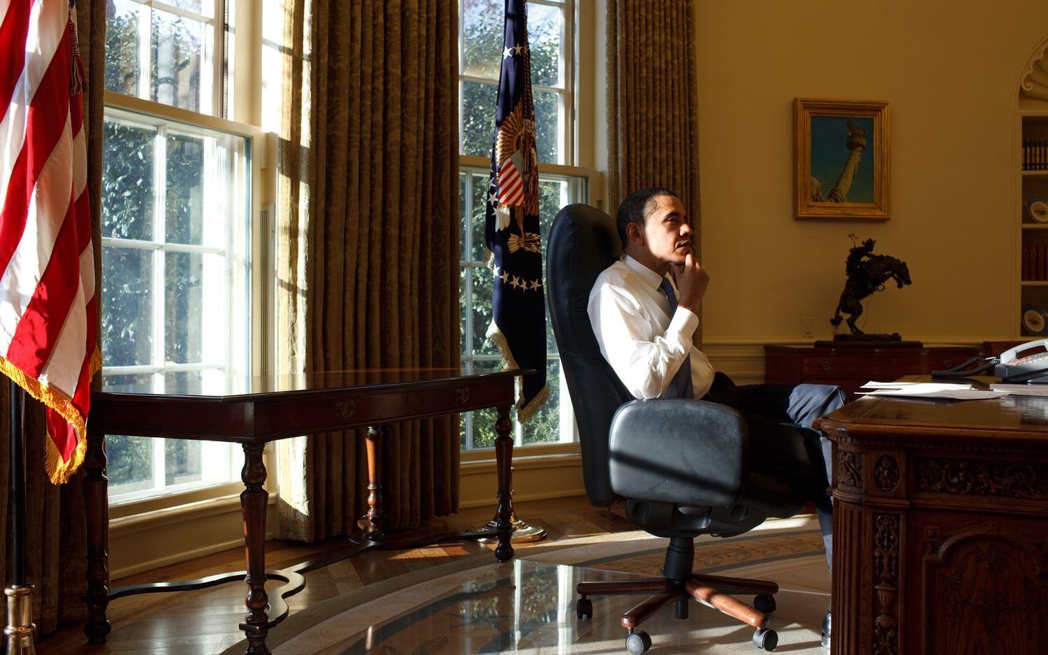 21 januari, 2009: Barack Obama gör sin första dag i Vita huset. Här i Ovala rummet. Foto: Pete Souza / Vita Huset