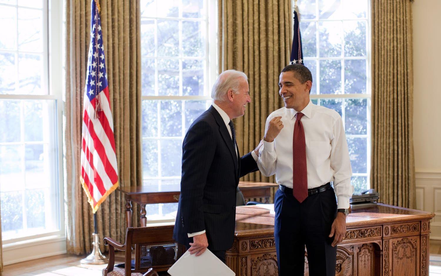 22 januari: Barack Obama och vicepresidenten Joe Biden skrattar ihop i Ovala rummet. Foto: Pete Souza / Vita Huset