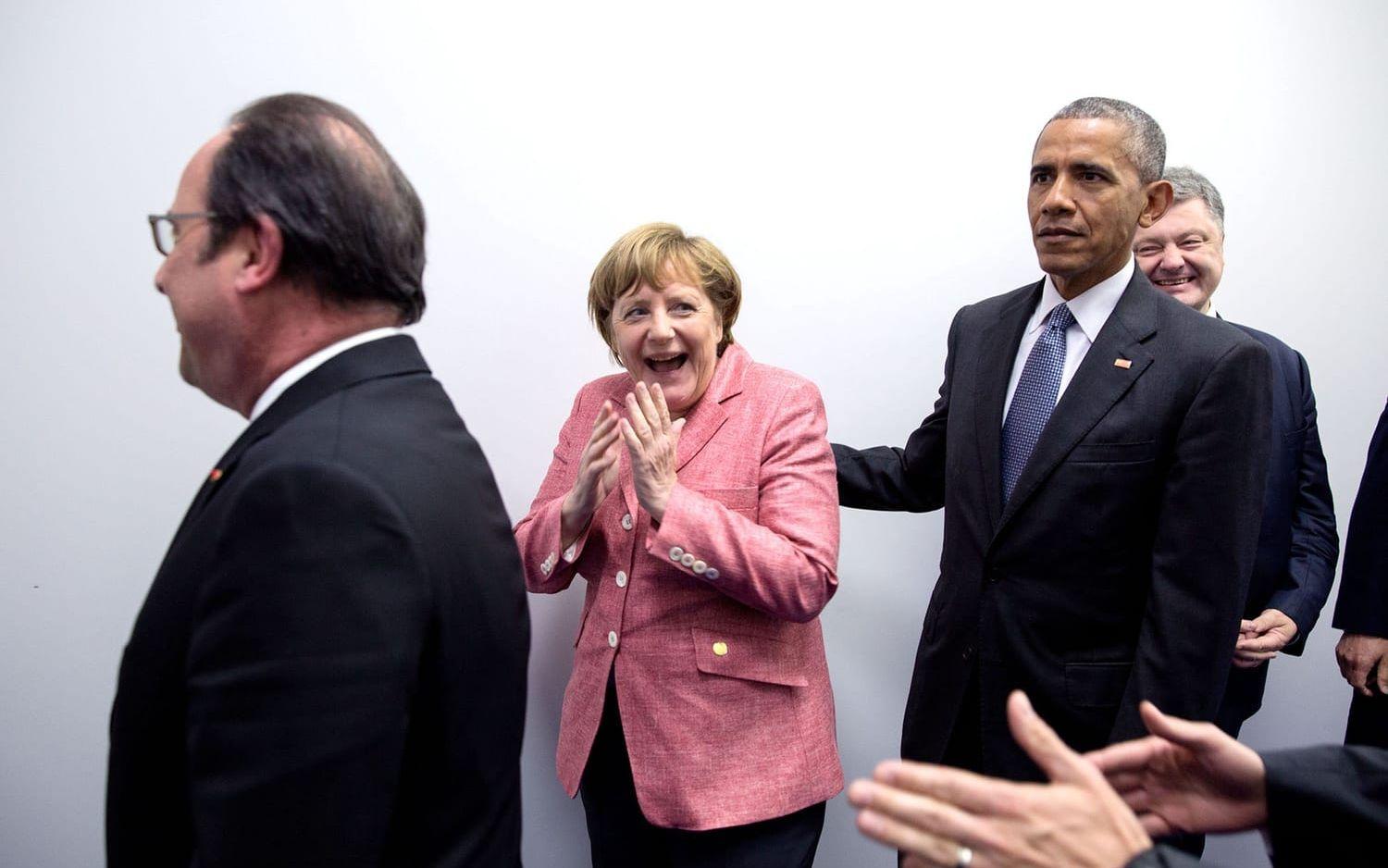 9 juli, 2016: Tysklands förbundskansler Angela Merkel reagerar med ett skratt när hon inser att det skett ett missförstånd med pressfotograferna.