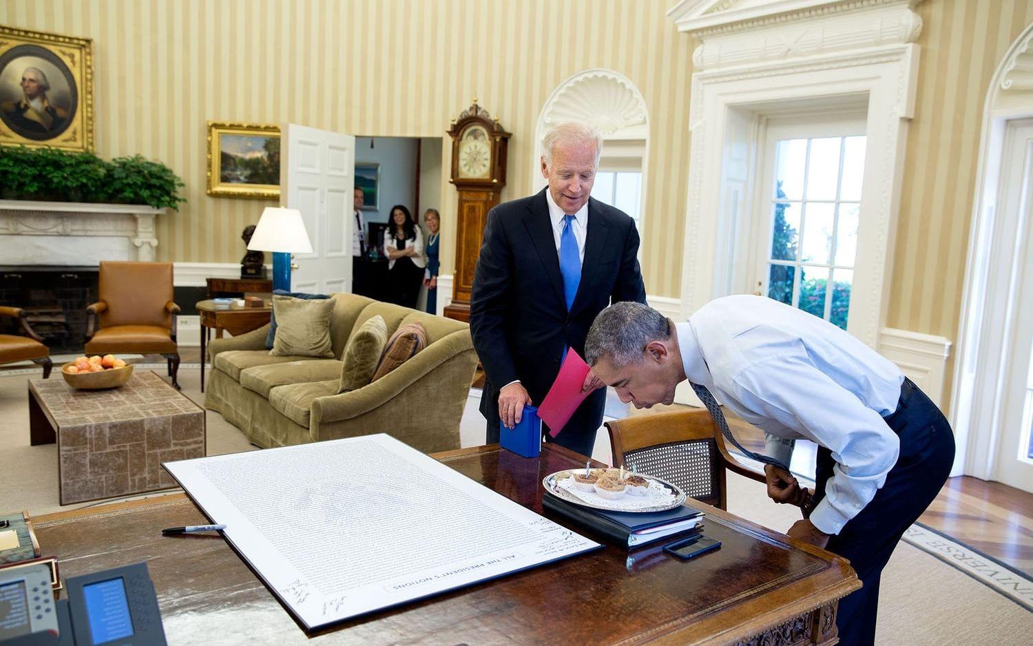 4 augusti, 2016: Vicepresidenten Joe Biden överraskar presidenten med några födelsedags-muffins.