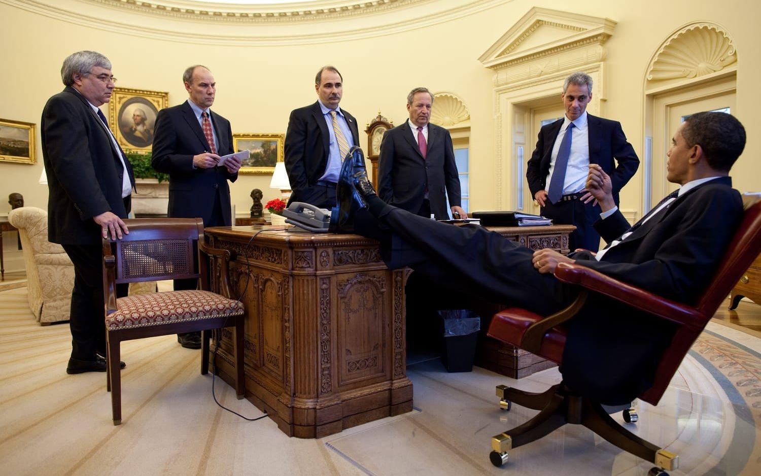 4 februari, 2009: Obama talar med några assistenter i Ovala rummet. Foto: Pete Souza / Vita Huset