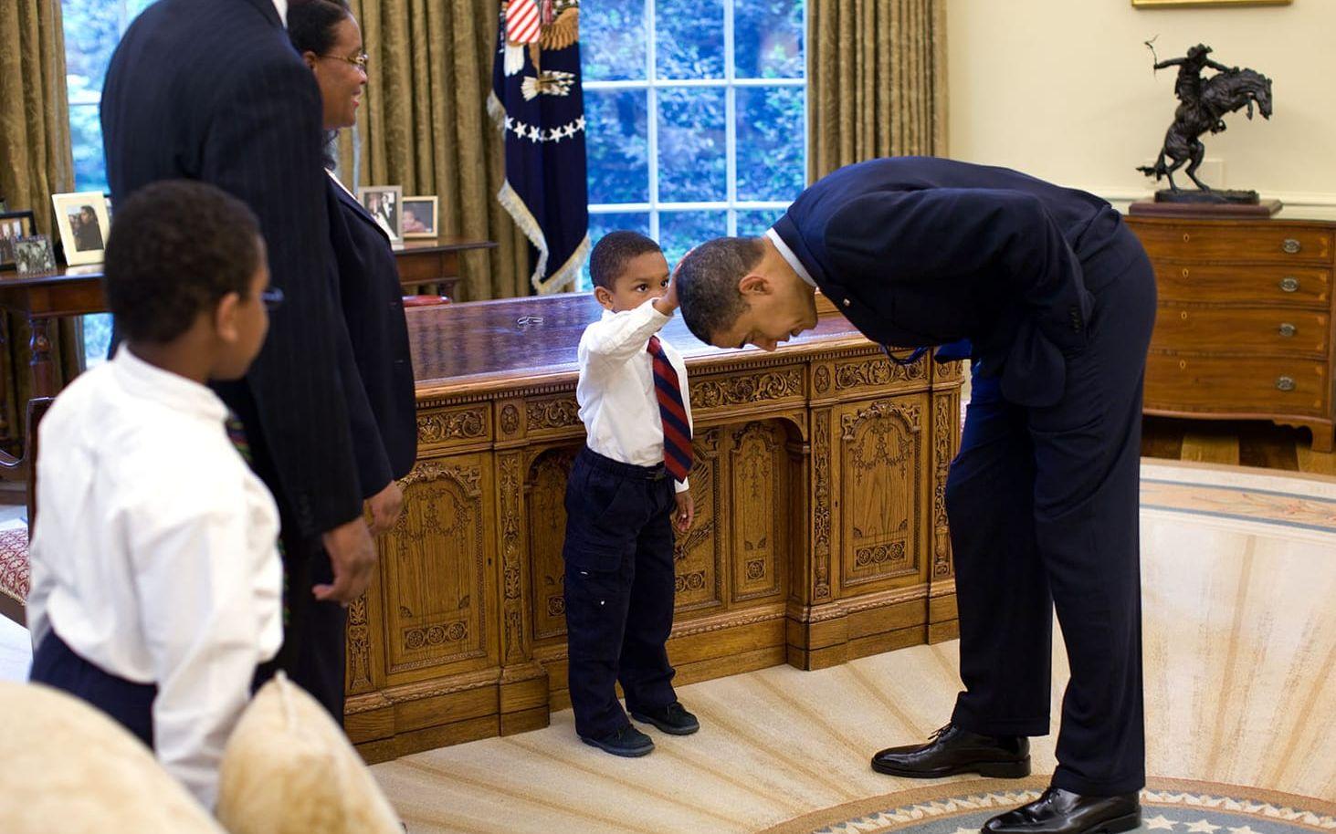 8 maj, 2009: Sonen till en Vita Huset-anställd tog med sig sin son till jobbet för att ta en bild med presidenten. Pojken, som nyligen varit hos frisören, frågade om presidentens hår känns som hans. Obama bad hon känna fter själv: "Touch it, dude". Foto: Pete Souza / Vita Huset