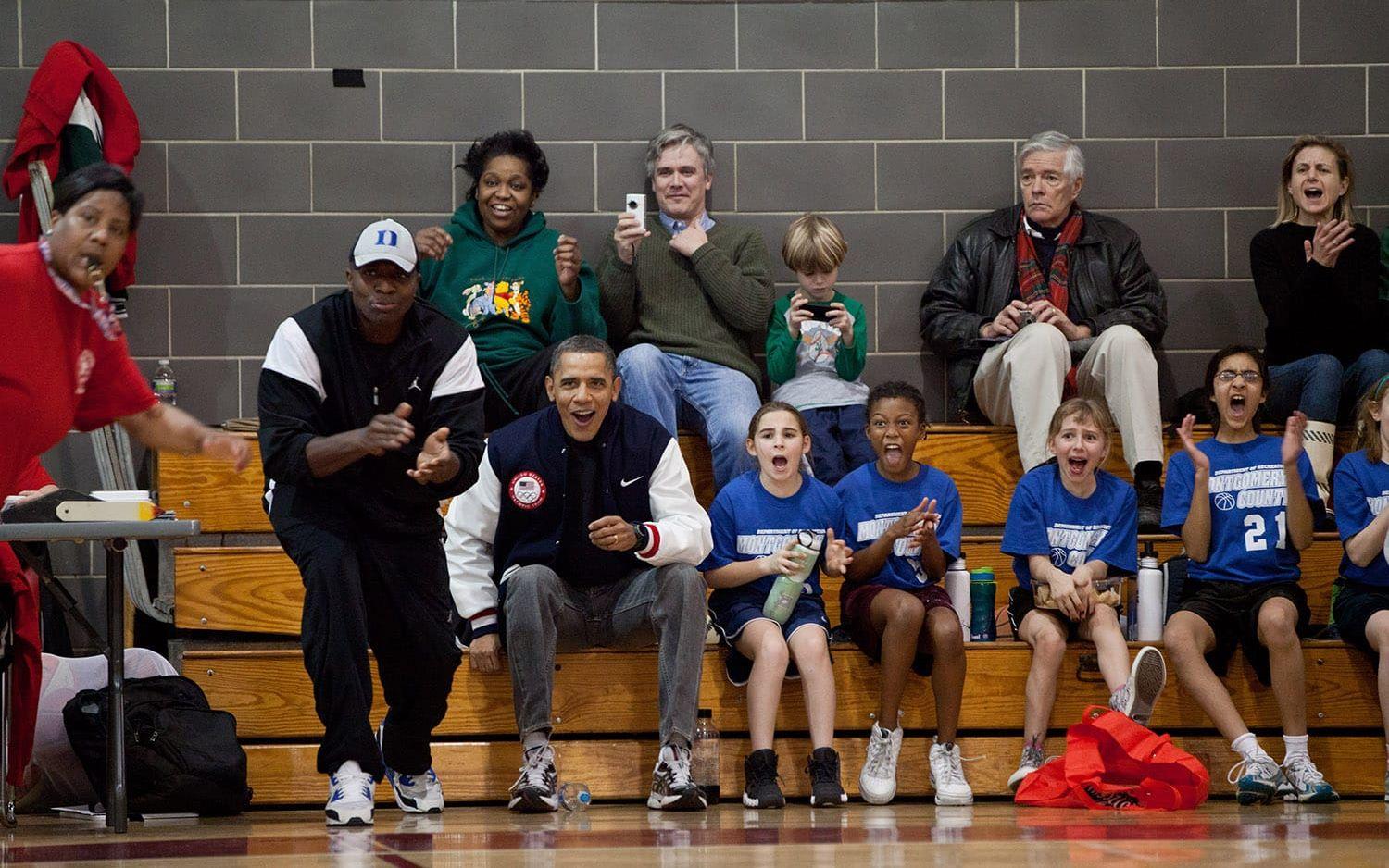 5 februari, 2011: Två av tränarna till dottern Sashas basketlag kunde inte medverka under en match så pappa Barack och hans assistenter hoppar in som vikarier.  Foto: Pete Souza / Vita Huset