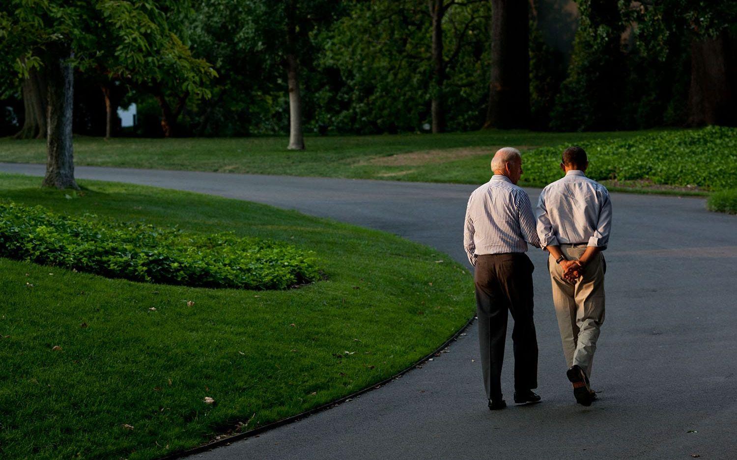 24 juli, 2011: Vicepresidenten Joe Biden och president Barack Obama tar en paus från de tuffa tudgetförhandlingarna.  Foto: Pete Souza / Vita Huset