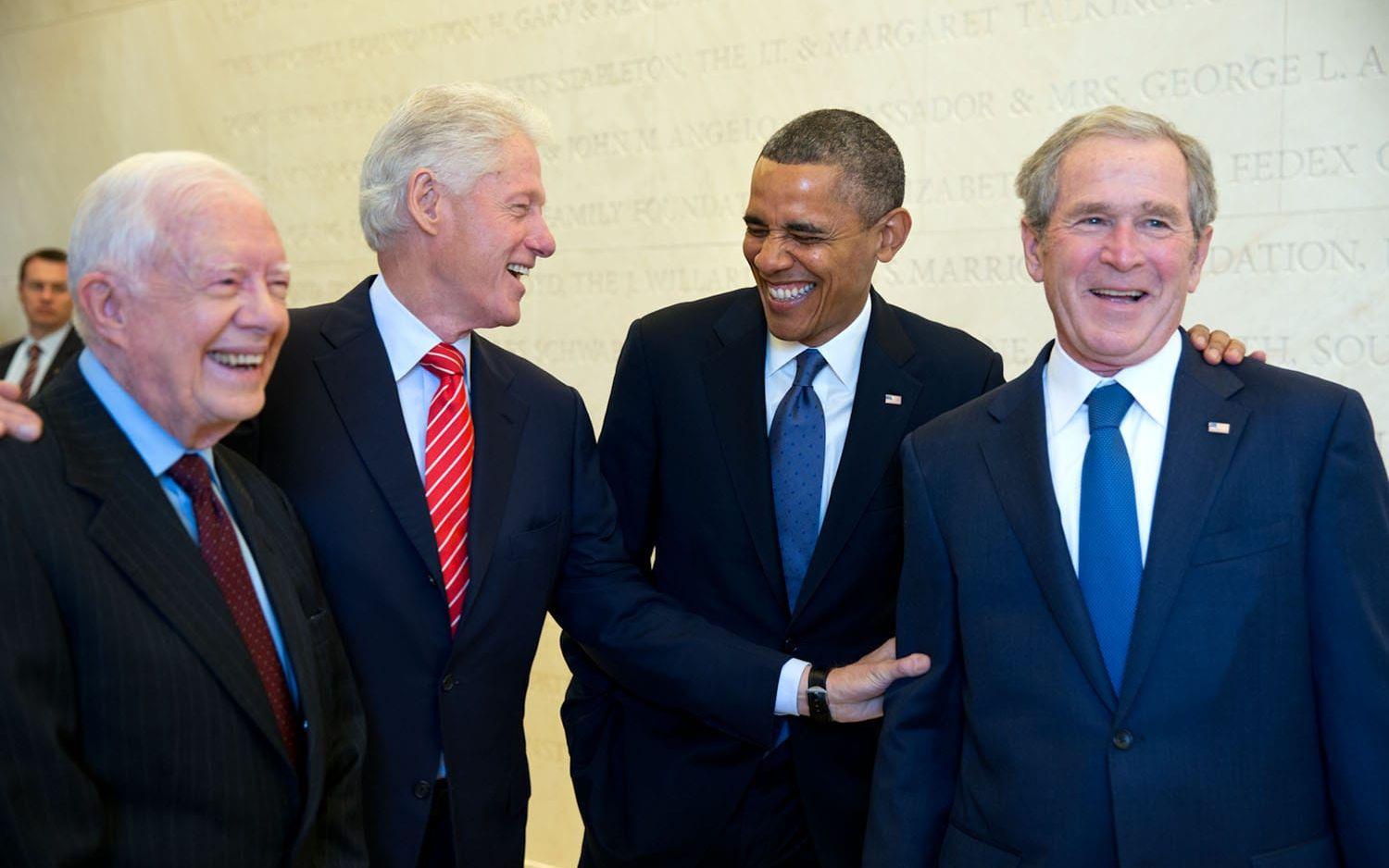 25 april, 2013: Fyra presidenter möts under en ceremoni i Dallas. Foto: Pete Souza / Vita Huset