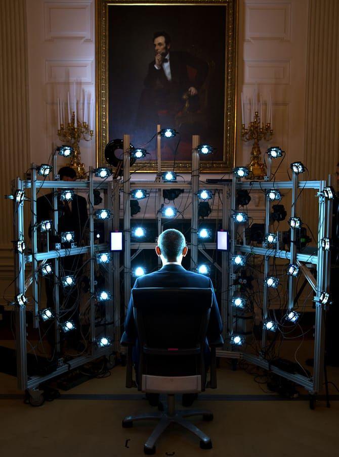 9 juni, 2014: Presidenten sitter ner för att fotograferas för en 3D-bild till Smithonian Institute. Foto: Pete Souza / Vita Huset