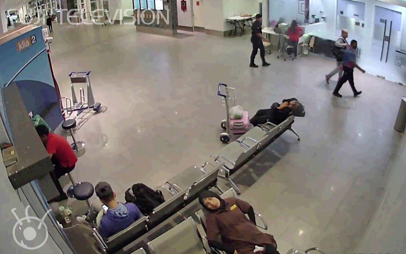 Kim Jong-Nam ses uppe i högra hörnet av bilden visas vägen till sjukvårdsinrättningen av flygplatspersonal. FOTO: AP
