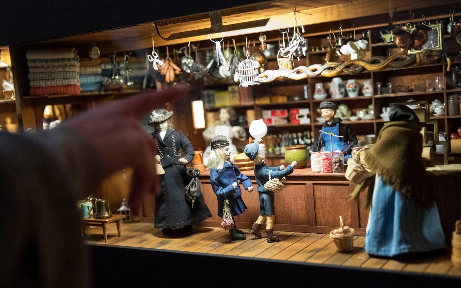I affären. Konstnären Signhild Häller var född 1896 och har skapat sin barndoms handelsbod i ett av miniatyrskåpen, Då stod handlaren bakom disken och betjänade sina kunder. Bild: Anders Ylander