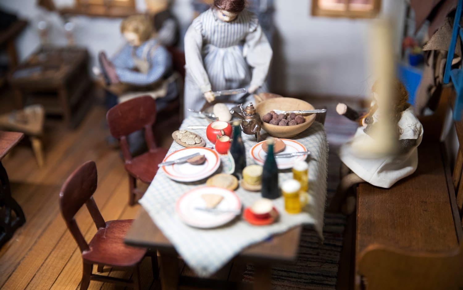 Bordet är dukat. Skomakarens fru serverar middag. Bild: Anders Ylander