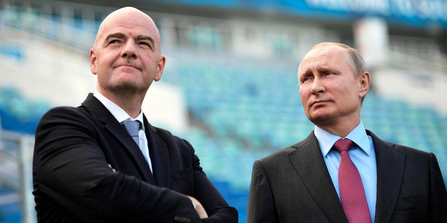 Rysslands president Vladimir Putin, till höger, med Fifas ordförande Gianni Infantino på VM-arenan i Sotji. Arkivbild.