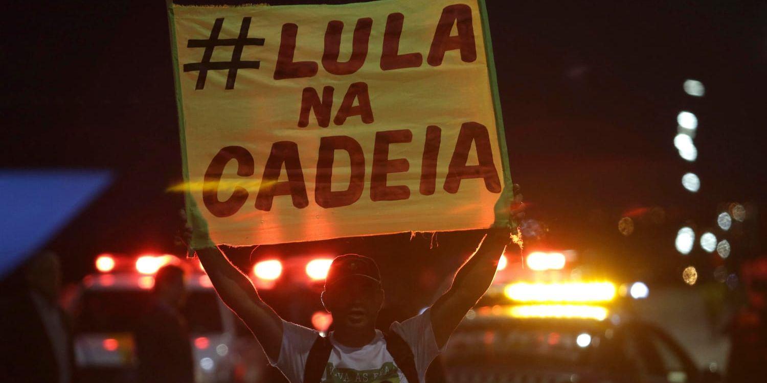 Tusentals människor demonstrerade utanför parlamentet i Brasília för att Lula ska börja avtjäna sitt fängelsestraff och portas från presidentvalet.