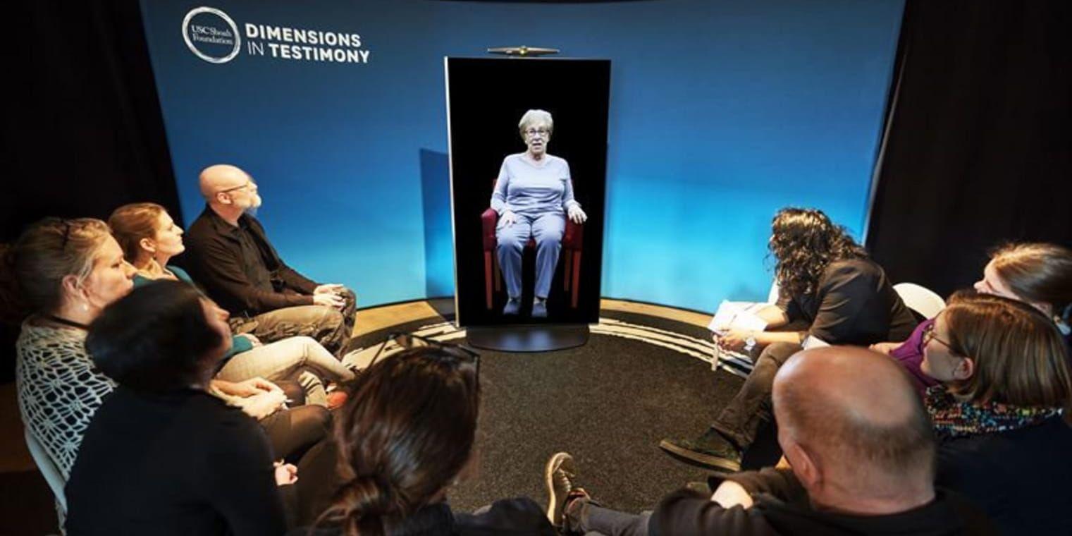 Via den interaktiva installationen "Dimensions in testimony" kan besökare ställa frågor på engelska till två överlevande, Eva Schloss (bilden) och Pinchas Gutter. Pressbild.