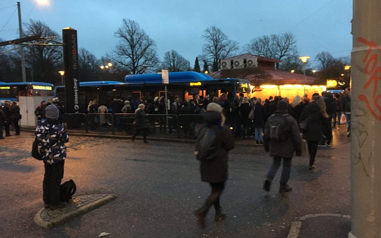 Långa köer vid ersättningsbussarna på Redbergsplatsen. Bild: Maya Dahlén.
