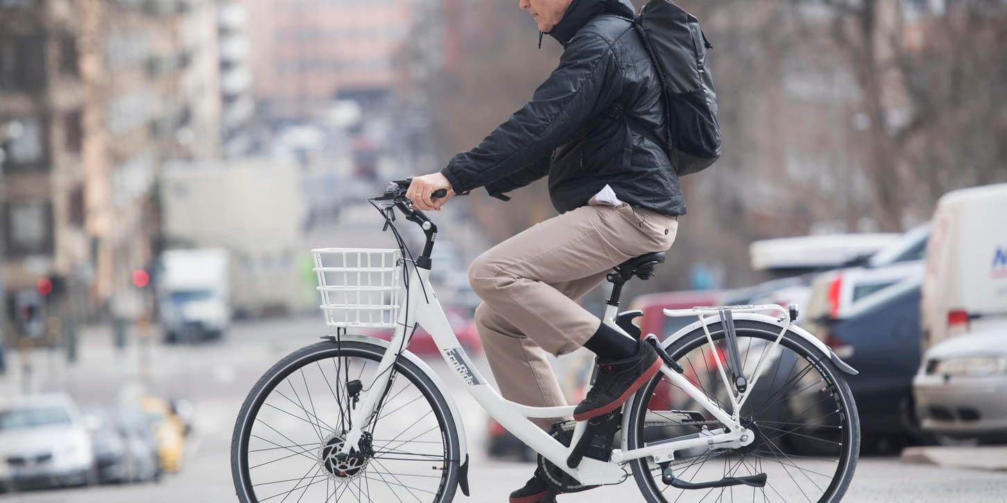 En man cyklar på sin elcykel. Huruvida han fått bidrag för att köpa sin elcykel är inte känt. Arkivbild.