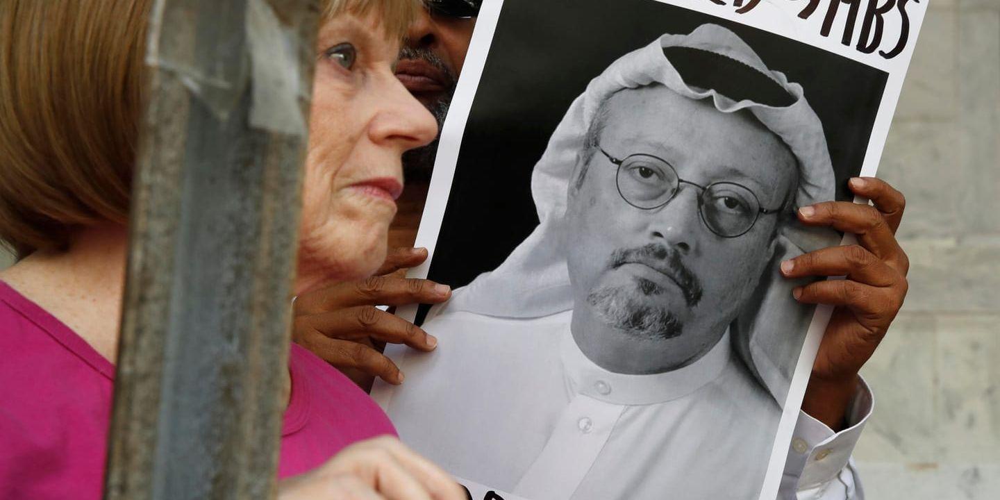 Demonstranter med bilder på den försvunne saudiske journalisten Jamal Khashoggis utanför Saudiarabiens ambassad i Washington DC. Arkivbild.