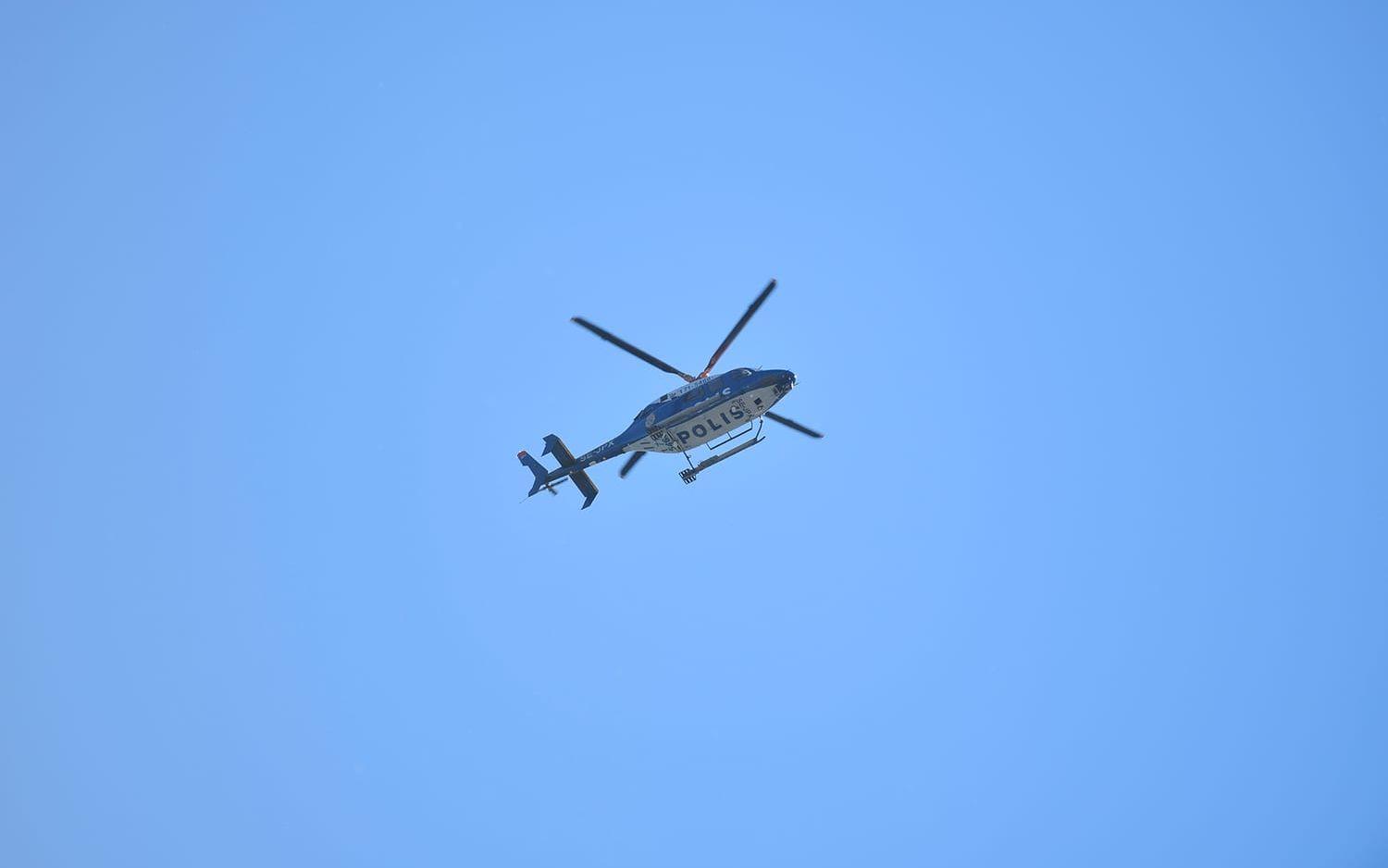 Polisen är även beredd att sätta in en helikopter i sökarbetet efter flyktbilen. ARKIVBILD: TT
