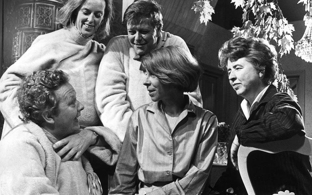 Tove Jansson med skådespelarna Lasse Pöysti, Birgitta Ulfsson, Nils Brandt och teaterchefen Viveca Bandler, under serien föreställningar av Mumintrollet 1969 på Stadsteatern i Stockholm. Foto: TT.