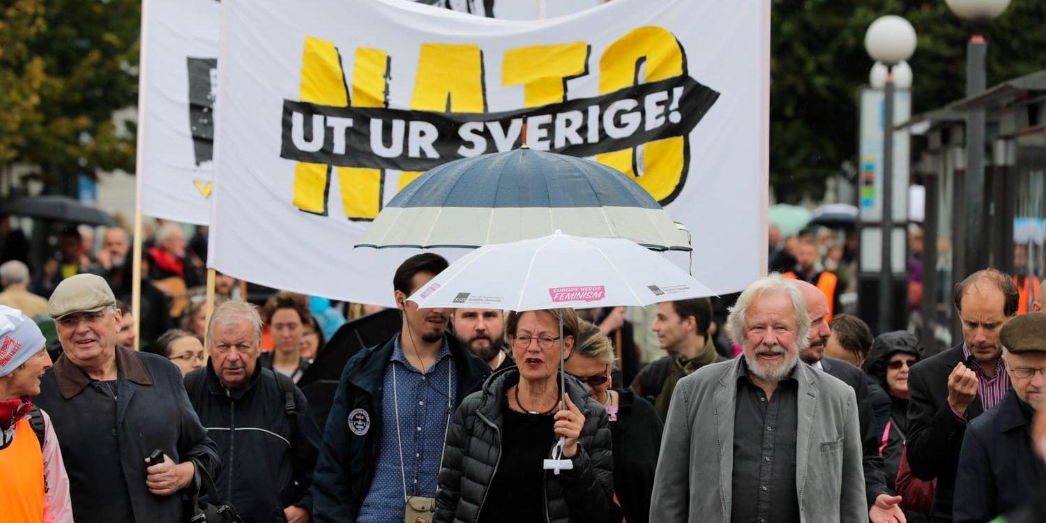 Vi beklagar att Miljöpartiet som organisation, med företrädare som Rasmus Ling, nu hellre värnar om svensk vapenexport och närmande till Nato än om fred, alliansfrihet och nedrustning, skriver debattörerna.