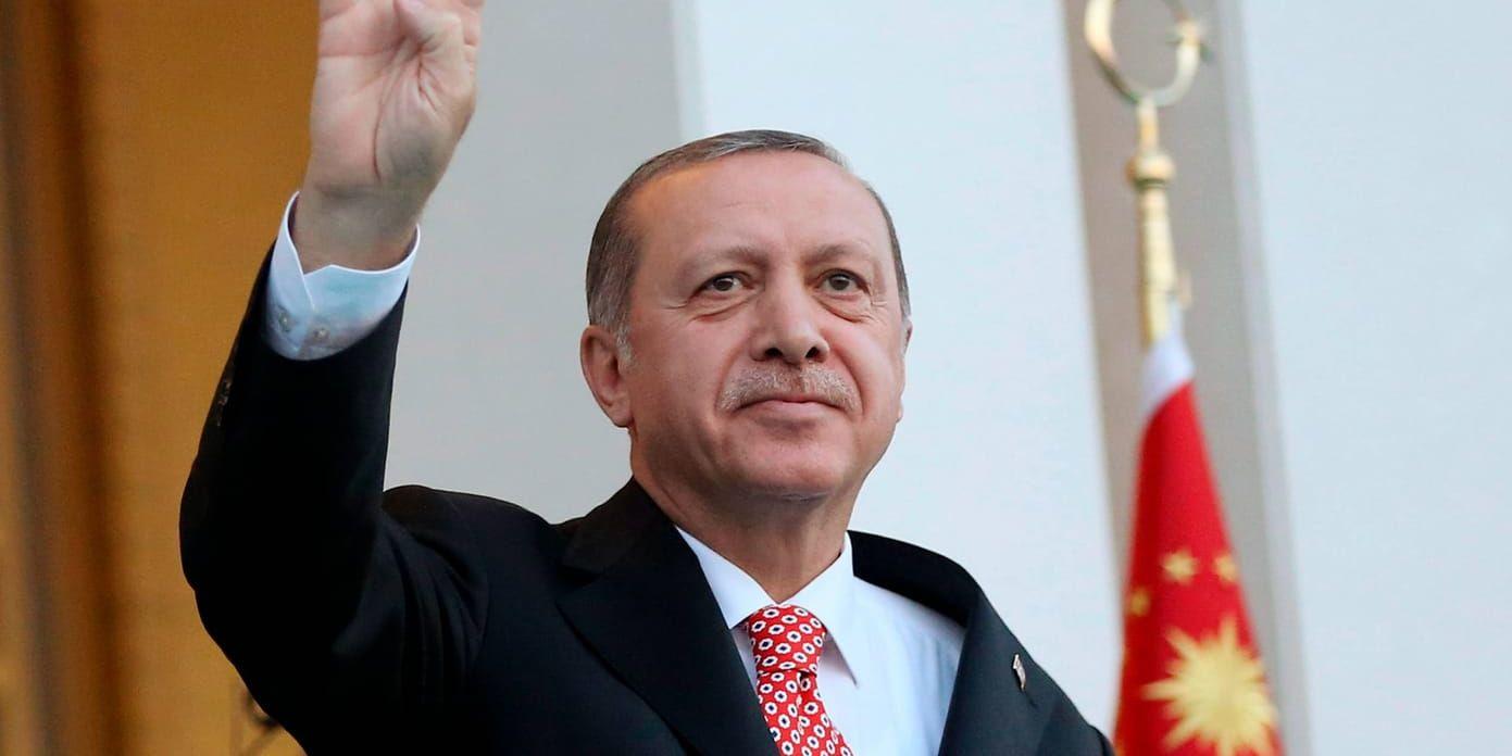 President Recep Tayyip Erdogan vinkar till anhängare under sitt tal, ett år efter det misslyckade kuppförsöket.