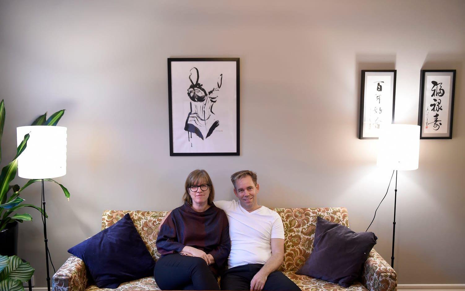 Maria och Kristoffer Richardsson trivs bra i sin tvårummare i centrala Malmö. Den blommiga soffan är en favorit i hemmet. Foto: Björn Lindgren/TT