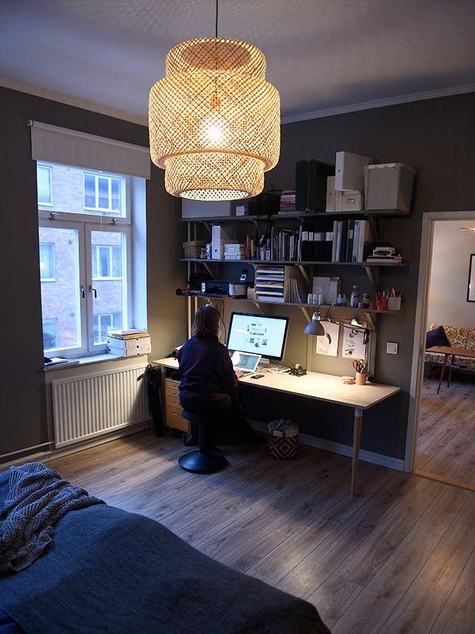 
    Eftersom både Maria och Kristoffer jobbar hemifrån ibland var det viktigt att det nya hemmet innehöll en arbetsplats. Foto: Björn Lindgren/TT
   