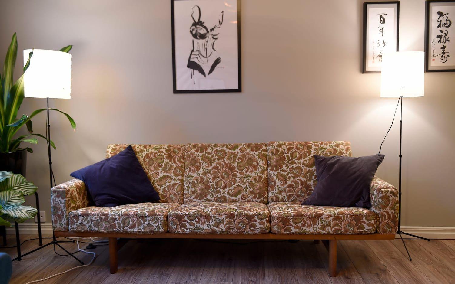 De stora sofforna från villan fick inte plats i det mindre boendet, så Maria och Kristoffer tog chansen att leta upp en ny, mer unik soffa. Nu är den blommiga, antika soffan en favorit i hemmet. Foto: Björn Lindgren/TT