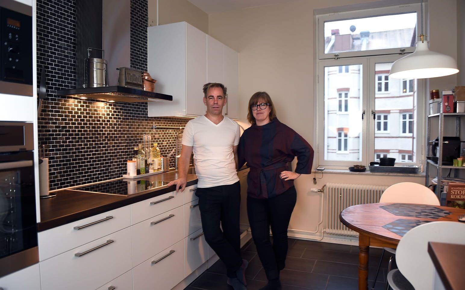 Ett av parets krav när de letade lägenhet i Malmö var att köket inte fick vara för litet, trots att själva lägenheten är ganska liten. Båda tycker om att laga mat, och ville inte kompromissa bort umgänget i köket. Foto: Björn Lindgren/TT