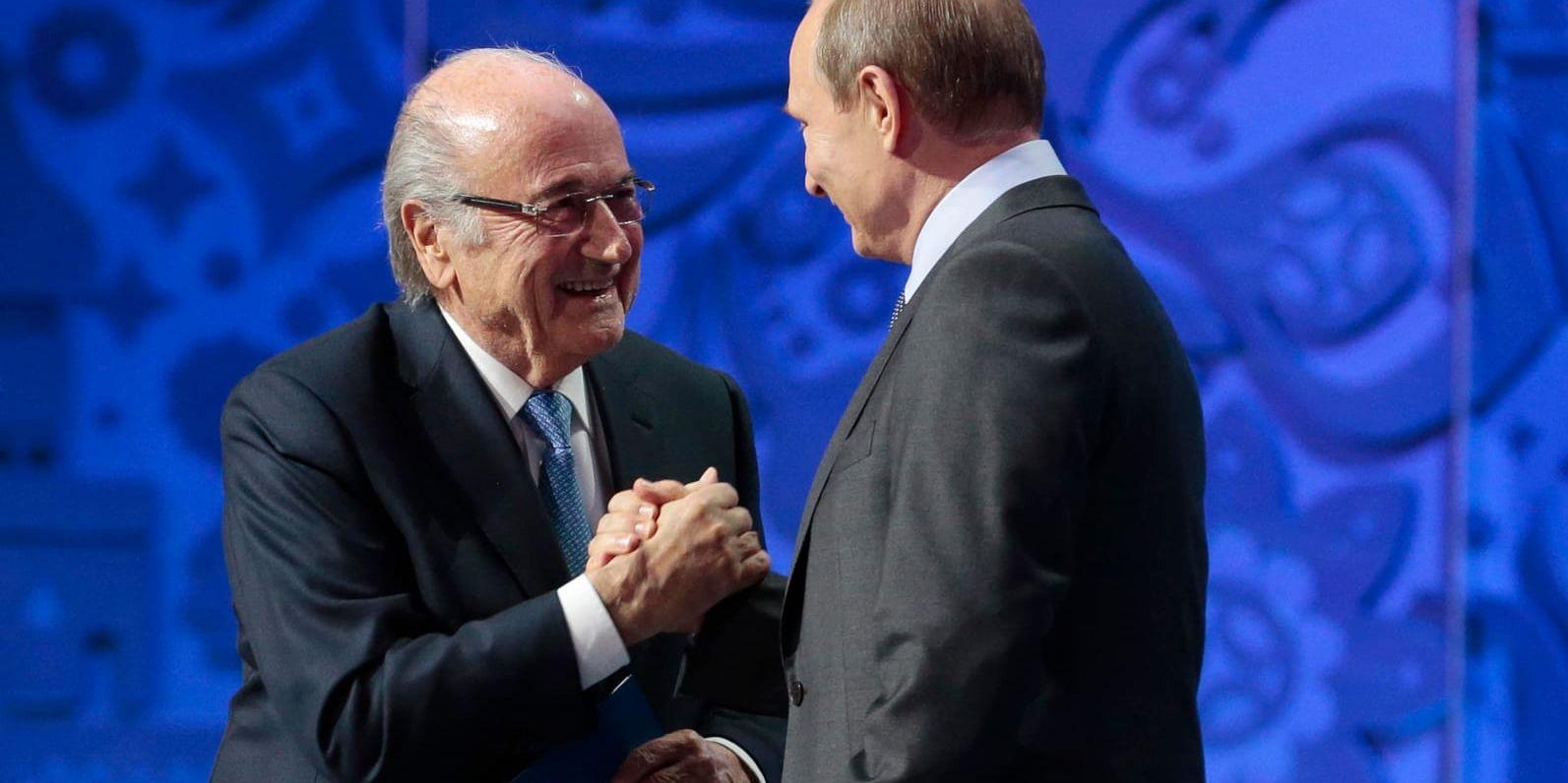 Fifas tidigare ordförande, nu avstängde Sepp Blatter och ryske presidenten Vladimir Putin träffades flera gånger inför VM i Ryssland. Arkivbild. Foto: AP