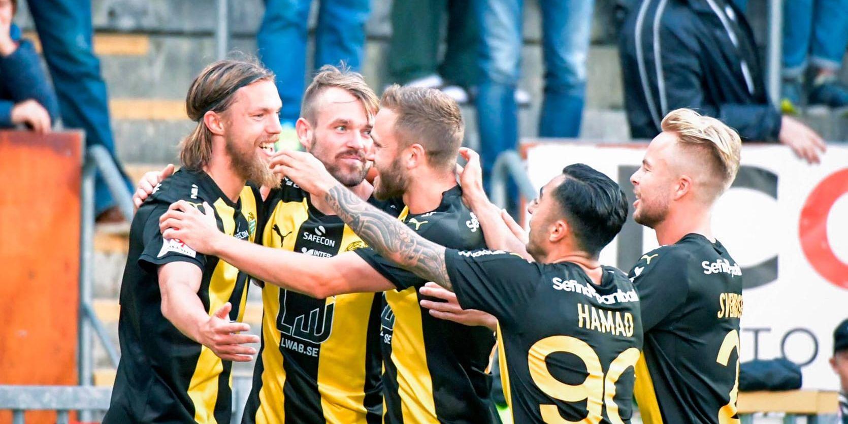 Hammarbys Bjørn Paulsen (tv) firar sitt 1–0-mål i 3–0-segern mot Örebro.