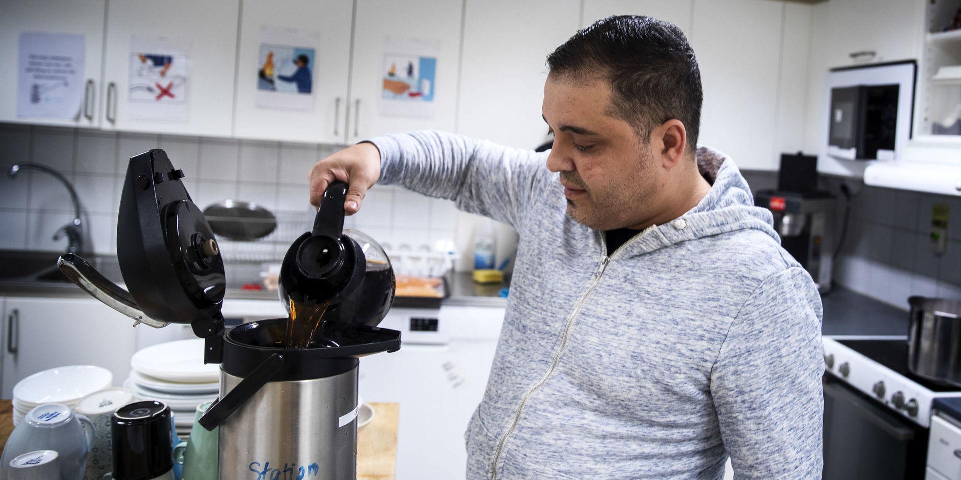 Daniel Ratoi förbereder kaffe för EU-migranterna på Station nord.