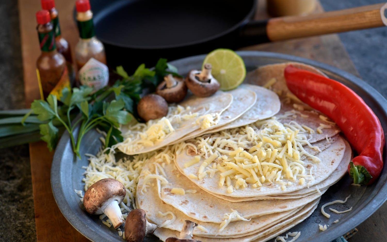 Quesadilla är en mexikansk variant på grillad ostmacka. Fast mycket läckrare än så. Foto: Janerik Henriksson/TT