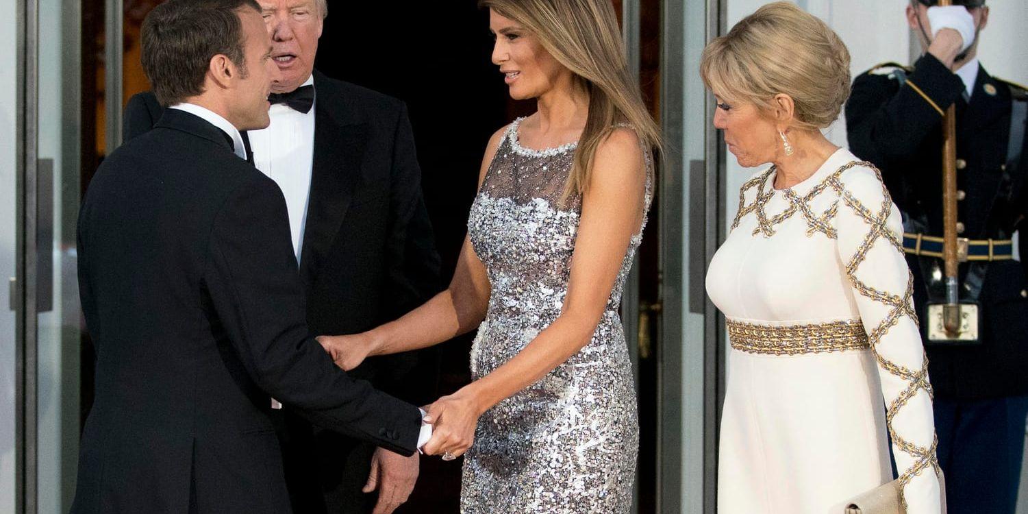 President Donald Trump och Melania Trump välkomnar Emmanuel Macron med frun Brigitte Macron när de anländer till banketten.