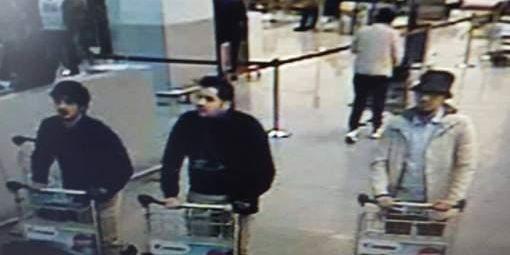 Den statliga belgiska televisionen RTBF.be uppger att mannen i vit jacka är den som jagas av polisen efter attentaten i flygplatsen. De andra två ska enligt samma källa vara misstänkta självmordsbombare.
