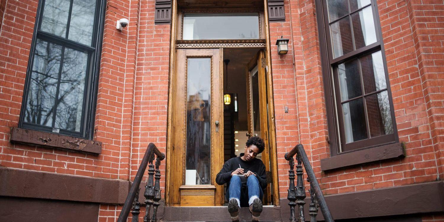 Jaqueline Woodson utanför sin lägenhet i Brooklyn, New York.