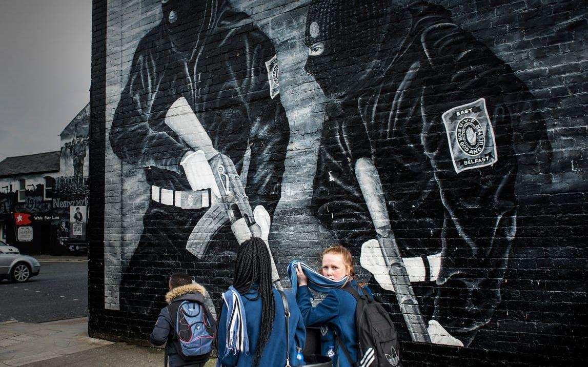Vardag i skuggan av muralmålningar i Belfast. Bilder: Stefan Berg