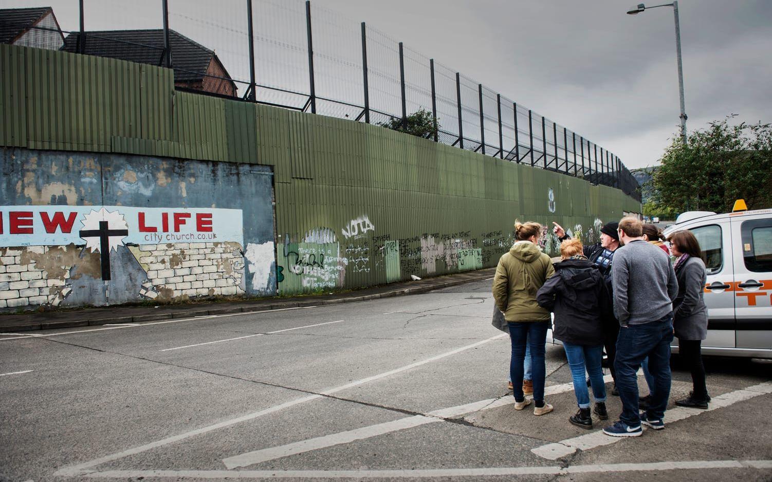 Murens om skiljer katoliker och protestanter i Belfast som turistmål.