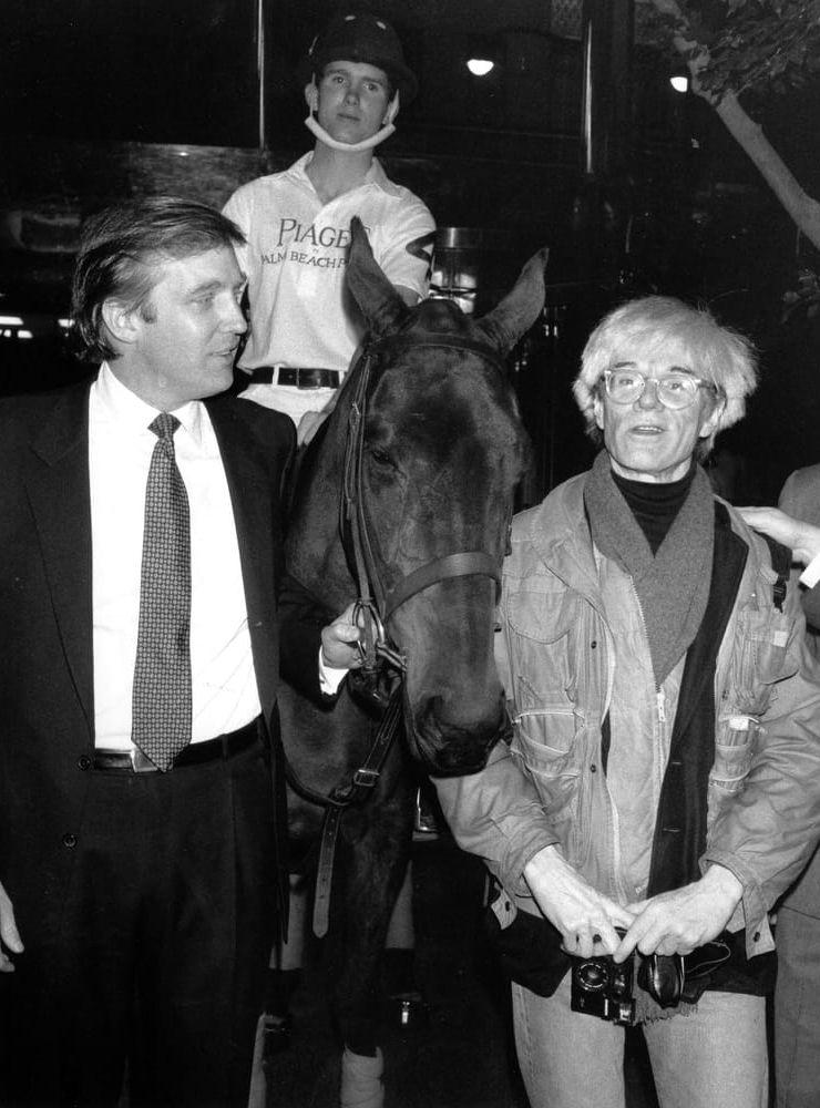 <strong>4 november, 1983: </strong>Donald Trump tillsammans med konstnären Andy Warhol. Som framträdande New York-profiler stötte Trump och Warhol ihop flera gånger under 1980-talet. Trump beställde bland annat väggkonst till en av ingångarna till Trump Tower, men blev så besviken på att Warhol valt ett göra dem i svart-vitt att det hela rann ut i sanden. ”Jag tror att Trump är en snåljåp, jag får den känslan”, skrev konstnären i sin dagbok. Foto: TT/AP Photo/Mario Suriani