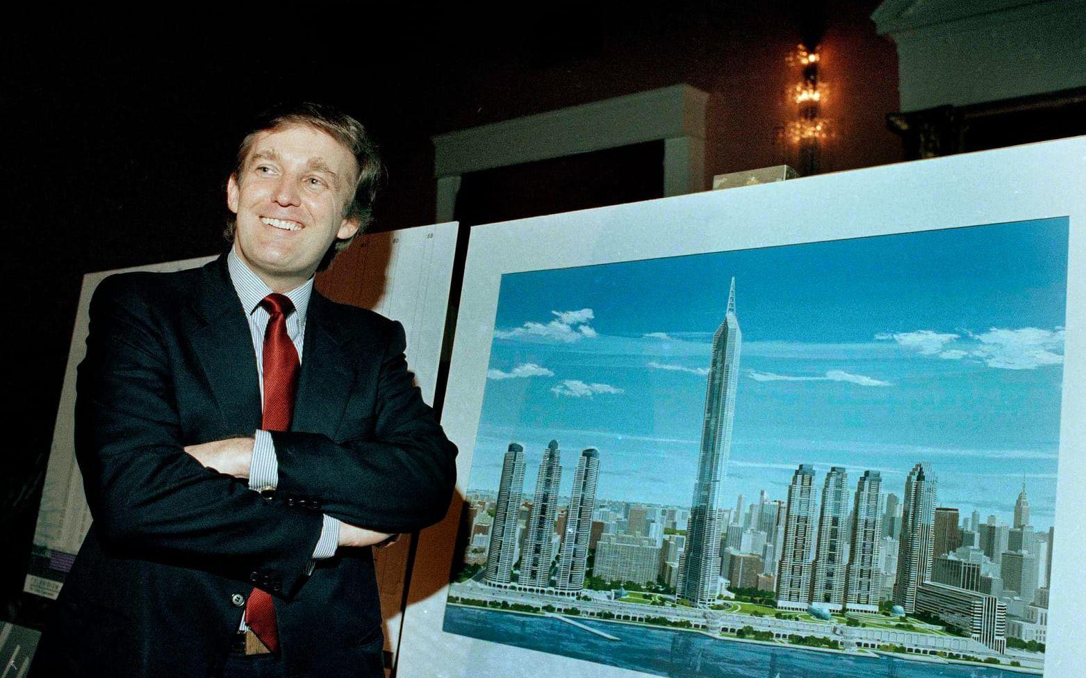<strong>18 november, 1985: </strong>Trump sticker ut hakan när han vill bygga världens högsta hus på västra Manhattan. Byggnaden, som han gett namnet Television City, skulle ha 150 våningar och husera tv-kanalen NBC. Men när New Yorks borgmästare vägrade ge honom ett saftigt skatteavdrag skrotades planerna. Foto: TT
