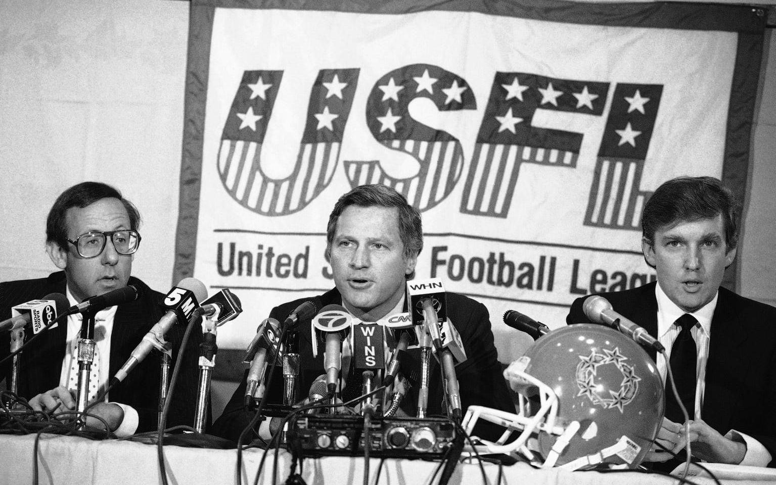 <strong>19 februari, 1986: </strong>Ägarna till tio olika amerikanska fotbollslag möts för att diskutera framtidens USFL. Satsningen på USFL slutade dock i ett fiasko. Foto: TT