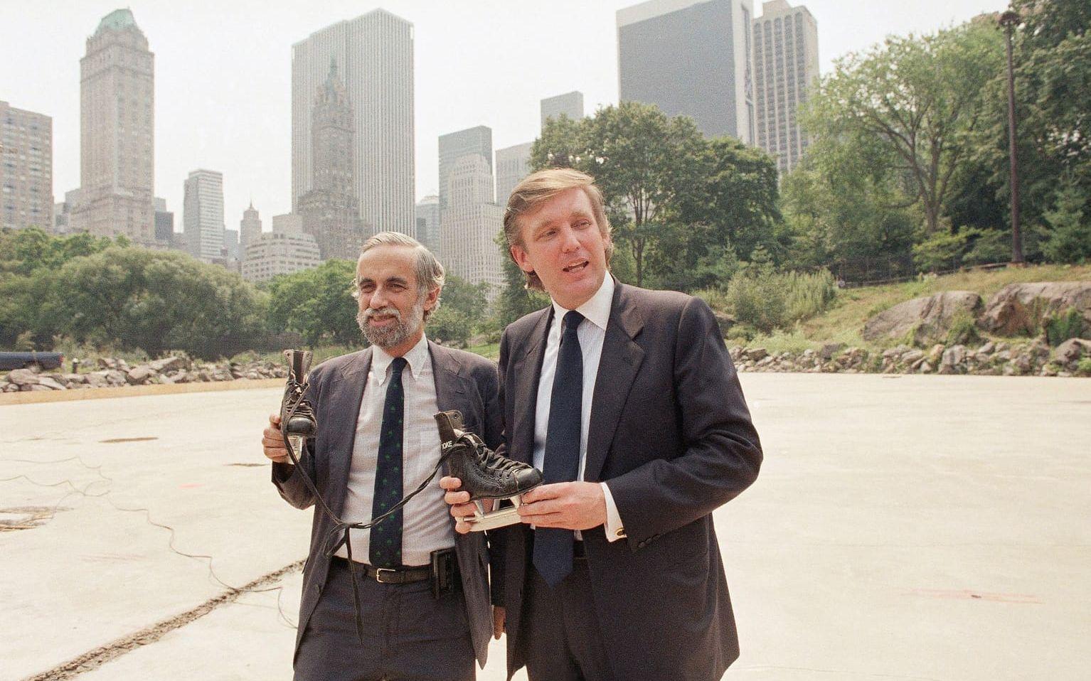 <strong>23 oktober, 1986: </strong>Trump står framför Wollman skridsko-rink i Central Park. Rinken skyltar än idag med Trumps namn. Den stod klar två månader innan den ursprungliga planen och dessutom 750.000 dollar under budget. Foto: AP Photo/Mario Suriani /TT